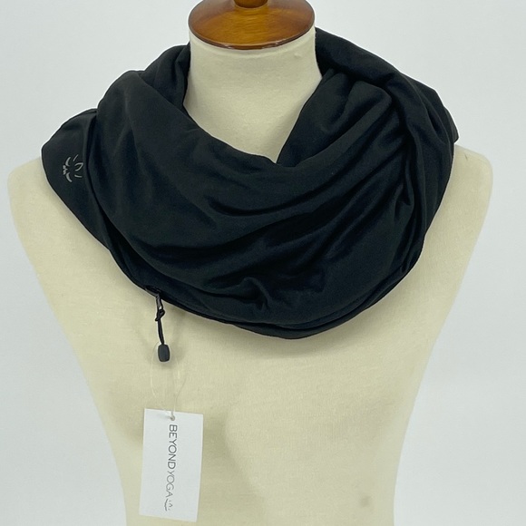 BEYOND YOGA NWT POCKET INFINITY SCARF BLACK ATHLETIC ACTIVE WINTER - Picture 4 of 11